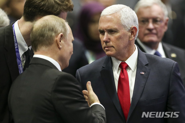 【싱가포르=AP/뉴시스】마이크 펜스 미 부통령(오른쪽)이 15일 싱가포르에서 열리고 있는 아세안(동남아국가연합) 정상회담과 별도로 열리는 동아시아 전체 정상회담에서 블라디미르 푸틴 러시아 대통령과 이야기를 나누고 있다. 두 사람은 이날 오는 미-러 정상회담에서 최우선 의제로 다뤄질 군축 문제에 대한 의견을 교환했다. 2018.11.16