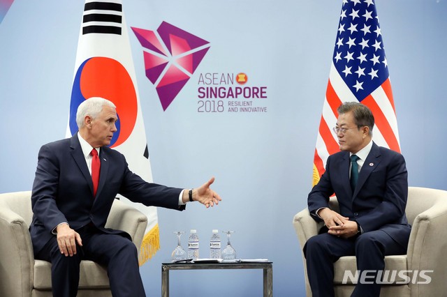 【싱가포르=뉴시스】박진희 기자 = 문재인 대통령이 15일 오후 싱가포르 선텍 회의장 양자회담장에서 마이크 펜스 미국 부통령과 면담하고 있다. 2018.11.15.&nbsp; pak7130@newsis.com