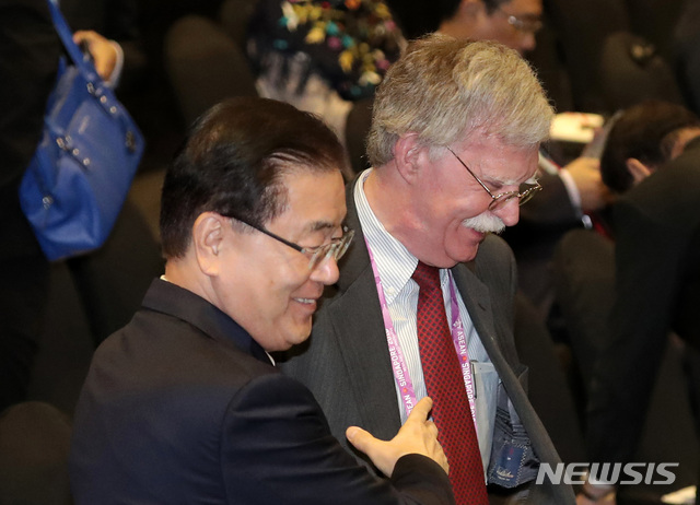 【싱가포르=뉴시스】박진희 기자 = 지난해 11월 싱가포르 동아시아 정상회의(EAS)에서 만난 존 볼턴미국 백악관 국가안보보좌관(오른쪽)과 정의용 국가안보실장의 모습. (사진=뉴시스DB). 2018.11.15. pak7130@newsis.com