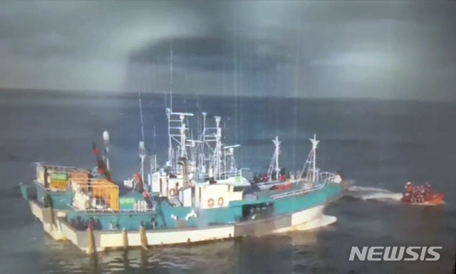 【서울=뉴시스】최동준 기자 = 15일 한일 중간수역인 독도 북동쪽 339km 해상에서 우리어선 M호와 일본어선 S호가 충돌하는 사고가 발생해 현장에 출동한 동해해양경찰이 사고 수습을 하고 있다. 이 사고로 M호의 기관실이 침수됐고 타고 있던 승선원 13명은 인근에 있던 우리 어선 2척에 구조됐다. 2018.11.15. (사진=동해해양경찰서 제공 영상 캡쳐)&nbsp; photo@newsis.com