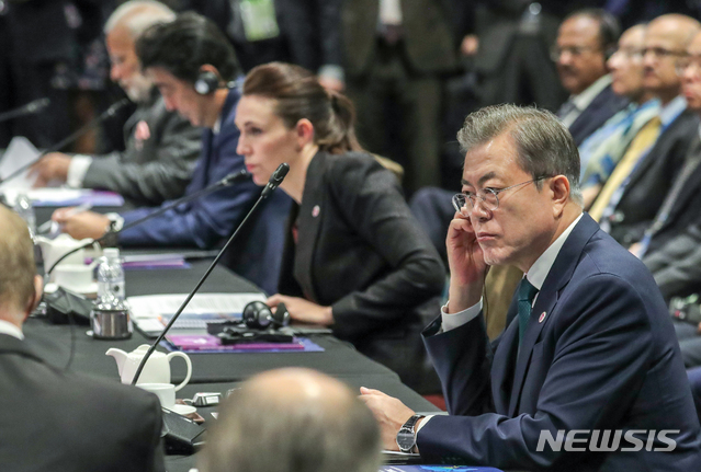 【싱가포르=뉴시스】박진희 기자 = ASEAN+3 정상회의 참석차 싱가포르 방문중인 문재인 대통령이 15일 오후 센텍 회의장에서 열린 동아시아 정상회의(EAS)에 참석하고 있다. 2018.11.15. pak7130@newsis.com