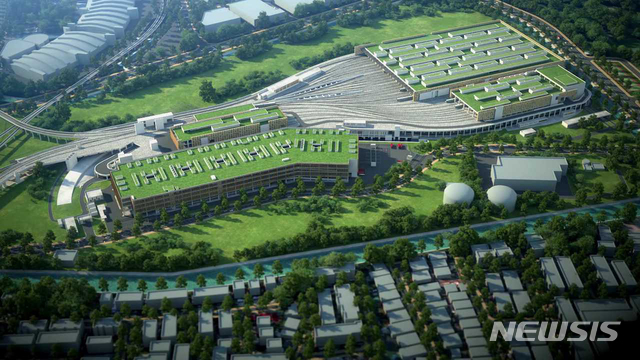 【싱가포르=뉴시스】박진희 기자 = 지난 2016년 3월 18일. GS건설이 싱가포르에서 세계 최대 규모의 빌딩형 차량기지 프로젝트인 T301수주전에서 선진 건설사들을 제치고 최종 낙찰자로 선정됐다. 이 프로젝트는 싱가포르 육상교통청(Land Transport Authority, 이하 LTA)이 발주한 20억 싱가포르 달러 (한화 약 1조 7천억원) 규모의 빌딩형 차량기지 공사로 싱가포르 지하철 공사를 총괄하는 LTA가 발주한 공사 중 역대 최대 규모의 프로젝트다. 특히 빌딩형 차량기지는 세계 최초의 공사여서 수주의 향방이 전 세계 건설업계에서 많은 주목을 받은 바 있다.T301 프로젝트는 싱가포르 남동부 창이공항 인근에 위치한 싱가포르 지하철 3개 노선 (다운타운라인, 톰슨이스트코스트라인, 이스트웨스트라인)의 차량 기지 공사로, 32ha(10만평) 부지에 지하 1층~지상2층 규모 지하철 차량기지와 지상 1층~4층 규모 버스 차량기지가 지어진다. 지하 1층~지상2층까지 총 3개층에 3개 노선 총 985량의 지하철 차량을 수용하며, 4층 규모 버스 차량 기지에는 버스 812대를 수용할 수 있는 전 세계적으로도 전례가 없는 빌딩형 차량기지이다. 1.25km의 연결 터널 공사도 포함되며, 공사기간은 총 95개월로 2024년 2월 준공을 목표로 하고 있다. 사진은 T301 조감도. 2018.11.15. (사진=GS건설 제공) photo@newsis.com