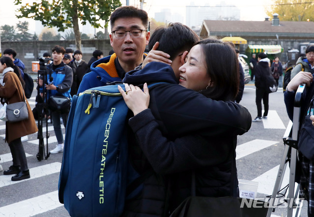 【서울=뉴시스】조성봉 기자 = 2019학년도 대학수학능력시험이 종료된 15일 오후 서울 용산구 용산고등학교에서 한 엄마가 수능시험을 마친 아들을 안아주고 있다. 2018.11.15.suncho21@newsis.com