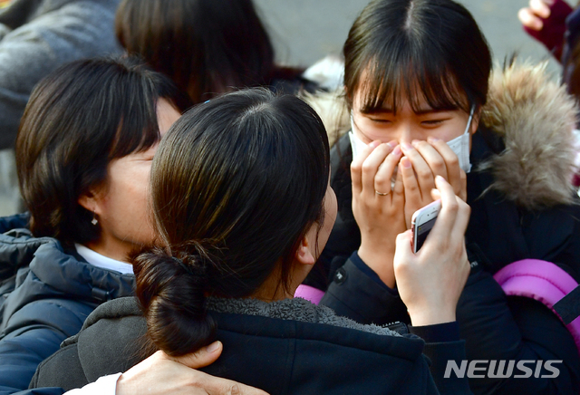 【광주=뉴시스】류형근 기자 = 2019학년도 대학수학능력시험이 종료된 15일 오후 광주 남구 26지구 제37시험장(광주동아여자고등학교)에서 수험생이 기다리고 있는 어머니를 발견하고 참았던 눈물을 터트리고 있다.  2018.11.15. hgryu77@newsis.com