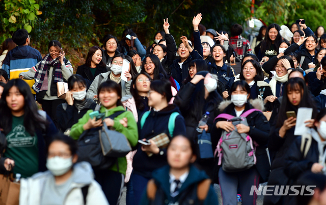 【광주=뉴시스】류형근 기자 = 2019학년도 대학수학능력시험이 종료된 15일 오후 광주 남구 26지구 제37시험장(광주동아여자고등학교)에서 수험생들이 홀가분한 표정으로 교정을 나서고 있다. 2018.11.15. hgryu77@newsis.com