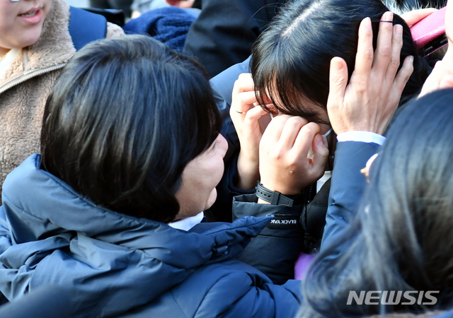 【광주=뉴시스】류형근 기자 = 2019학년도 대학수학능력시험이 종료된 15일 오후 광주 남구 26지구 제37시험장(광주동아여자고등학교)에서 수험생이 기다리고 있는 어머니를 발견하고 참았던 눈물을 터트리고 있다.&nbsp; 2018.11.15. hgryu77@newsis.com