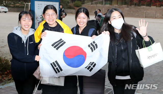 【서울=뉴시스】이영환 기자 = 2019학년도 대학수학능력시험일인 15일 오후 서울특별시교육청 제15시험지구 제19시험장인 서울 중구 이화여자외국어고등학교에서 시험을 마친 수험생들이 입시지옥에서 해방됐다며 태극기를 들고 고사장을 나서고 있다. 2018.11.15. 20hwan@newsis.com