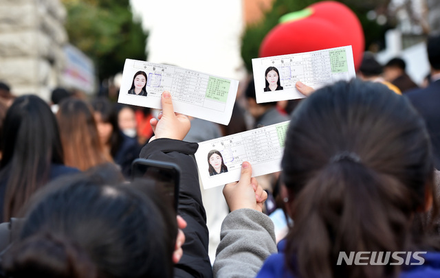 【대구=뉴시스】우종록 기자 = 2019학년도 대학수학능력시험이 종료된 15일 오후 대구 중구 남산동 경북여자고등학교에서 수능시험을 마친 수험생들이 수험표를 들고 기념촬영하고 있다. 2018.11.15. wjr@newsis.com