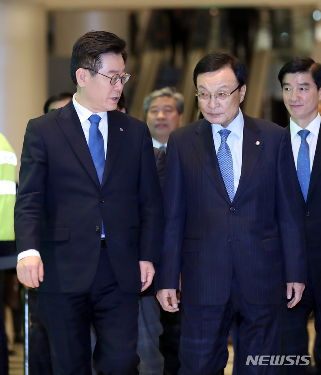 【고양=뉴시스】전진환 기자 = 이해찬 더불어민주당 대표가 이재명 경기도지사와 15일 오후 경기도 고양시 앰블 호텔의 한 식당으로 '아시아 태평양 평화번영을 위한 국제대회' 참석차 방남한 리종혁 조선아시아태평양위원회 부위원장 겸 조국통일연구원장 등 북한 고위급 대표단과 만찬 회동을 하기 위해 들어오고 있다. 2018.11.15. amin2@newsis.com