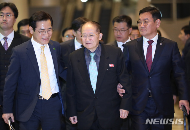 【고양=뉴시스】전진환 기자 = '아시아 태평양 평화번영을 위한 국제대회' 참석차 방남한 리종혁 조선아시아태평양위원회 부위원장 겸 조국통일연구원장이 관계자의 부축을 받으며 15일 오후 경기도 고양시 앰블 호텔에서 이해찬 더불어민주당 대표가 주최한 만찬에 참석하기 위해 들어오고 있다. 2018.11.15. amin2@newsis.com