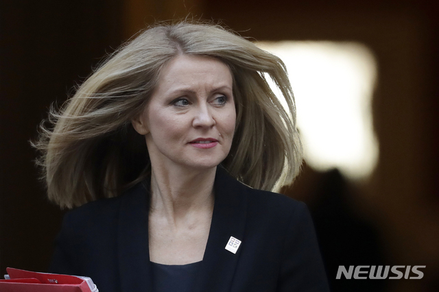 두 번째로 장관 사임서를 낸 에스더 맥베이 하원의원 11월3일 AP