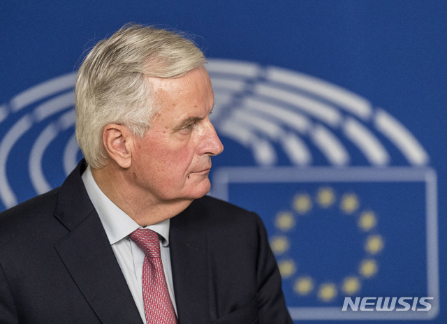 【스트라스부르크=AP/뉴시스】 18일(현지시간) 미셸 바르니에 유럽연합(EU) 수석대표는 EU 27개국 대표들과의 특별 회담에서 영국과 EU의 무역 협상이 2020년까지 타결되지 못할 경우 전환기간을 2년 더 연장할 수 있다고 밝혔다. 사진은 1일 프랑스 스트라스부르크 소재의 유럽의회에 참석한 바르니에 대표. 2018.11.19.