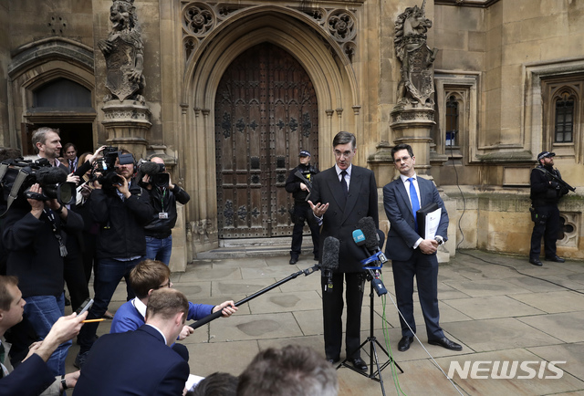 【런던=AP/뉴시스】영국 집권 보수당 내 브렉시트 지지 의원들의 지도자 제이컵 리스-모그 의원이 15일 런던의 의사당 앞에서 테리사 메이 총리에 대한 불신임투표 실시를 요구하는 서한을 보수당 당수 선출을 감독하는 위원회에 발송했다고 발표하고 있다. 이날 도미니크 랍 브렉시트 담당장관과 에스더 맥베이 노동및연금 장관이 브렉시트 합의안에 반대해 연이어 사임하면서 영국 파운드화는 1% 넘게 큰 폭으로 떨어졌다. 2018.11.15 