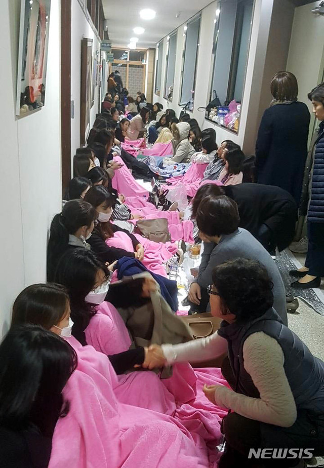 【청주=뉴시스】인진연 기자 = 충북도교육청이 온라인 유치원 입학관리시스템인 '처음학교로' 미참여 사립유치원에 초강수를 두자 15일 오후 사립유치원 관계자 수백여 명이 도교육청에 몰려와 16일 새벽까지 항의를 하고 있다. 2018.11.16 inphoto@newsis.com