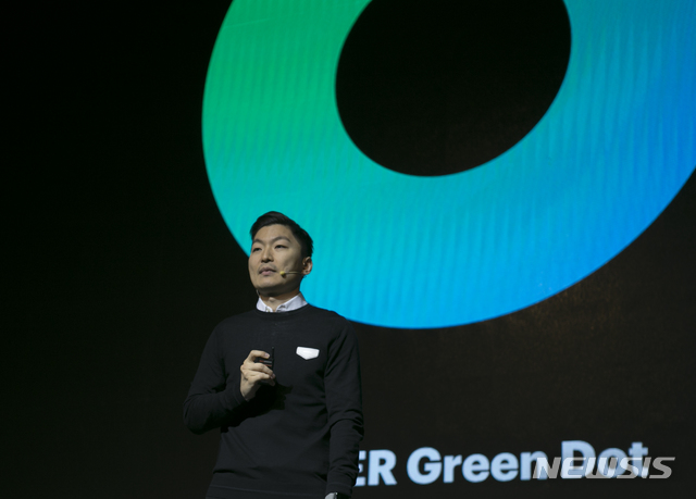 【서울=뉴시스】최선윤 기자 = 김승언 네이버 디자인설계 총괄이 16일 서울 동대문디자인플라자(DDP)에서 진행된 제2회 네이버 디자인 콜로키움에서 키노트를 진행하고 있다. csy625@newsis.com (사진제공=네이버)&nbsp; ​