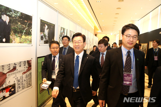 【고양=뉴시스】이호진 기자 = 이재명 경기지사가 16일 경기 고양시 엠블호텔에서 열린 아태평화 국제대회에 참석하기 위해 행사장으로 이동하고 있다. 2018.11.16. (사진=경기도 제공)&nbsp; asake@newsis.com&nbsp; 