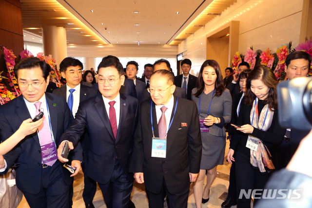 【고양=뉴시스】이호진 기자 = 리종혁 조선아시아태평양평화위원회 부위원장이 16일 경기 고양시 엠블호텔에서 열린 아태평화 국제대회에 참석하기 위해 이동하고 있다. 2018.11.16. (사진=경기도 제공) asake@newsis.com&nbsp; 