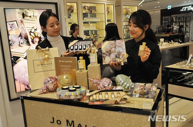 【대구=뉴시스】김덕용 기자 = 16일 롯데백화점 대구점 지하 1층 조말론 매장에서 한 예비 대학생이 한정판 향수 컬렉션을 둘러보고 있다. 2018. 11. 16.(사진=롯데백화점 대구점 제공)&nbsp; photo@newsis.com