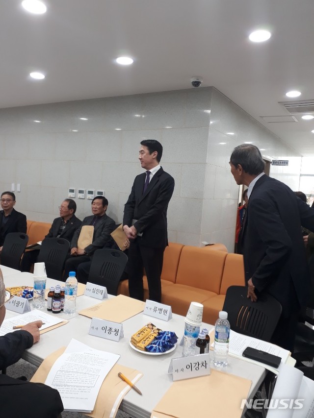 【합천=뉴시스】김기진 기자 =BTS 소속사 빅히트엔터테인먼트 이진형 총괄이사는 16일 오후 경남 합천 한국원폭피해자협회 관계자들 앞에서 BTS멤버 지민이 최근 착용한 티셔츠(원폭 그림)관련해 '공식 사과'를 하고 있다. 2018.11.16. (사진=합천평화의집 제공) photo@newsis.com