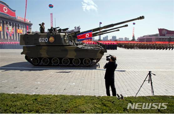 【서울=뉴시스】지난 9월9일 열병식에서 행진하는 북한 152㎜ 포탑형 신형 자주포의 모습. 2018.11.16. (사진=조선중앙TV 캡쳐). photo@newsis.com