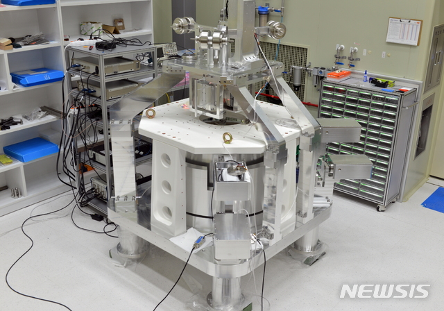 【대전=뉴시스】김양수 기자 = 한국표준과학연구원(KRISS)이 킬로그램(㎏) 표준을 확립하기 위해 개발중인 키블 저울.2018.11.16(사진=한국표준과학연구원 제공)&nbsp; photo@newsis.com