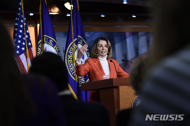 【워싱턴=AP/뉴시스】낸시 펠로시 민주당 연방하원 원내대표가 15일(현지시간) 워싱턴 의회에서 기자회견을 가지고 있다. 2018.11.16.