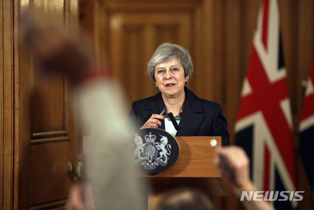 【런던=AP/뉴시스】테리사 매이 영국 총리가 15일 런던의 다우닝가 10번지 총리관저에서 기자회견 중 질문을 받고 있다. 메이 총리는 이날 유럽연합(EU)과의 브렉시트 합의안을 거부할 경우 영국은 깊고 큰 불확실성 속으로 빠져들 것이라며 자신에 대한 불신임투표 추진 움직임에 맞서 저항할 것이라고 다짐했다. 2018.11.16 