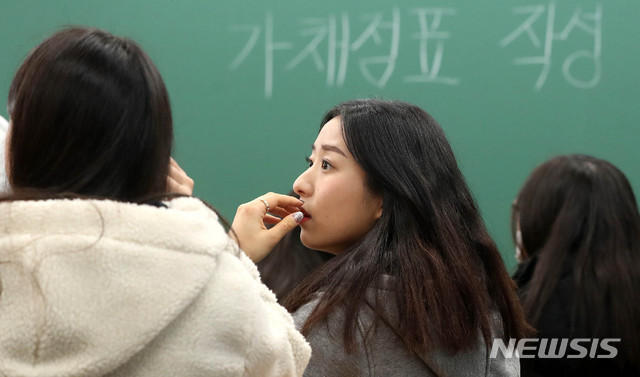 【서울=뉴시스】추상철 기자 = 16일 오전 서울 성동구 무학여자고등학교에서 수험생들이 대학수학능력시험 가채점표를 작성한 후 대화하고 있다. 2018.11.16.  scchoo@newsis.com