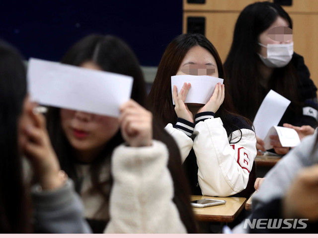 【서울=뉴시스】추상철 기자 = 16일 오전 서울 성동구 무학여자고등학교에서 수험생들이 수험표에 적어온 대학수학능력시험 가채점 결과를 표에 적어 넣은 후 생각에 잠겨 있다. 2018.11.16. scchoo@newsis.com