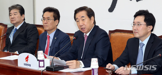 【서울=뉴시스】박영태 기자 = 16일 오전 서울 영등포구 여의도 국회에서 열린 자유한국당 원내대책회의에서 김성태 원내대표가 발언하고 있다. 2018.11.16. since1999@newsis.com