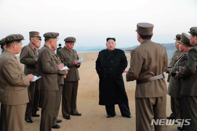 【서울=뉴시스】 북한 노동신문은 김정은 국무위원장이 국방과학원 시험장을 찾아 새로 개발한 첨단전술무기시험을 지도했다고 16일 보도했다. 2018.11.16. (출처=노동신문) photo@newsis.com