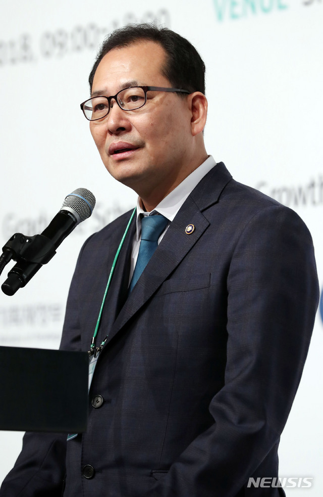 【서울=뉴시스】조성봉 기자 = 고형권 기재부 1차관이 16일 오전 서울 중구 신라호텔에서 열린 카이스트 녹색성장대학원, 제5회 서울 기후-에너지 컨퍼런스에서 축사를 하고 있다. 2018.11.16.suncho21@newsis.com