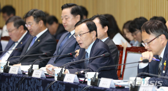 【서울=뉴시스】전진환 기자 = 더불어민주당 - 서울특별시 예산·정책협의회가 열린 16일 오전 서울시청 대회의실에서 이해찬 대표가 인사말을 하고 있다. 2018.11.16.&nbsp; amin2@newsis.com