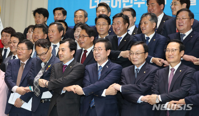 【서울=뉴시스】전진환 기자 = 더불어민주당 - 서울특별시 예산·정책협의회가 열린 16일 오전 서울시청 대회의실에서 이해찬 대표, 박원순 서울시장과 참석자들이 기념촬영을 하고있다. 2018.11.16. amin2@newsis.com