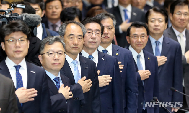 【서울=뉴시스】전진환 기자 = 더불어민주당 - 서울특별시 예산·정책협의회가 열린 16일 오전 서울시청 대회의실에서 박원순 서울시장과 참석자들이 국민의레를 하고 있다. 2018.11.16.&nbsp; amin2@newsis.com