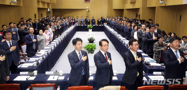 【서울=뉴시스】전진환 기자 = 더불어민주당 - 서울특별시 예산·정책협의회가 열린 16일 오전 서울시청 대회의실에서 이해찬 대표, 박원순 서울시장과 참석자들이 국민의례를 하고 있다. 2018.11.16. amin2@newsis.com