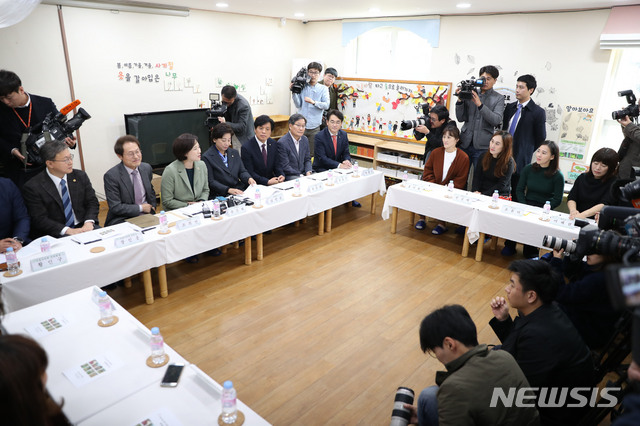 【서울=뉴시스】조성봉 기자 = 공영형 사립유치원 현장 방문에 나선 유은혜 사회부종리 겸 교육부 장관이 16일 오전 서울 영등포구 서울명신유치원에서 열린 학부모, 교사 간담회에서 모두발언을 하고 있다. 2018.11.16. suncho21@newsis.com