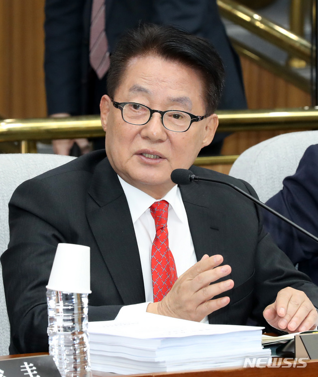 【서울=뉴시스】박영태 기자 = 16일 오전 서울 영등포구 여의도 국회에서 열린 사법개혁특별위원회 제6차 전체회의에서 박지원 의원이 의사진행 발언을 하고 있다. 2018.11.16. since1999@newsis.com