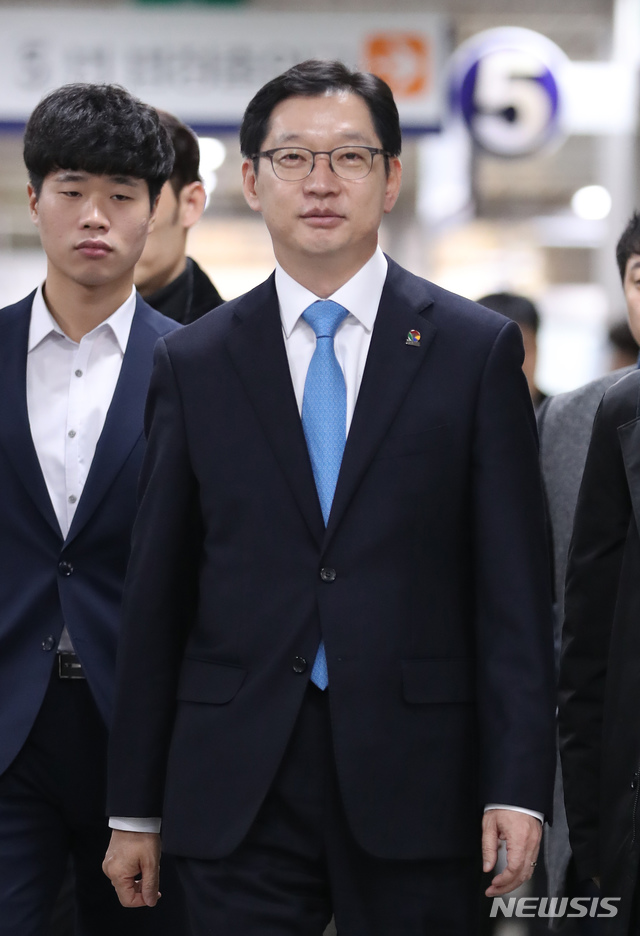 【서울=뉴시스】고승민 기자 = 김경수 경남도지사가 16일 오후 서울 서초구 서울중앙지방법원에서 열린 컴퓨터 등 장애업무방해 혐의 2차 공판 오전 일정을 마치고 점심식사를 위해 법원을 나서고 있다. 2018.11.16.kkssmm99@newsis.com