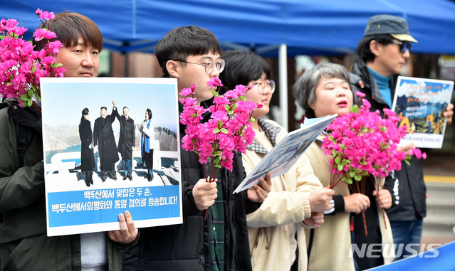 【대구=뉴시스】우종록 기자 = 대구·경북주권연대, 백두산 결의 칭찬모임 등이 16일 오전 대구 중구 동성로 대구백화점 앞 광장에서 김정은 국무위원장 답방을 환영하는 대구·경북지역 ‘백두칭송위원회’ 결성 기자회견을 열고 있다. 2018.11.16. wjr@newsis.com