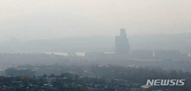 【서울=뉴시스】추상철 기자 = 미세먼지 '한때나쁨', 초미세먼지 '나쁨' 단계를 보인 16일 오후 서울 용산구 남산에서 바라본 서울도심이 뿌옇게 보이고 있다. 2018.11.16. scchoo@newsis.com