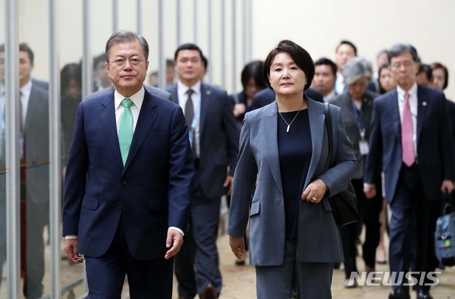 【싱가포르=뉴시스】박진희 기자 = ASEAN+3 일정을 마친 문재인 대통령과 부인 김정숙 여사가 16일 오전 싱가포르 창이 국제 공항을 통해 출국하고 있다. 2018.11.16. pak7130@newsis.com