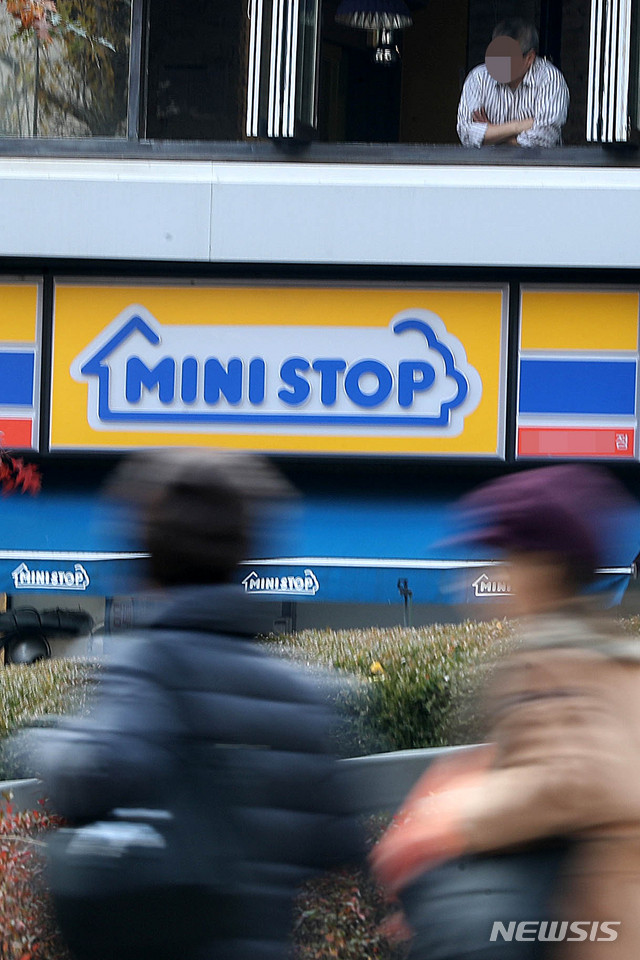 【서울=뉴시스】추상철 기자 = 편의점 1세대인 미니스톱 인수를 위한 입찰서 제출 마감을 앞두고 롯데,신세계,사모펀드까지 가세하면서 입찰경쟁이 치열해지고 있다. 시민들이 16일 오후 서울 종로구 미니스톱 편의점 앞을 지나고 있다. 2018.11.16. scchoo@newsis.com