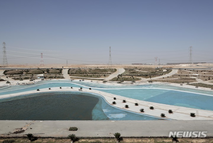 [카이로=AP/뉴시스]알델-파타 엘-시시 이집트 대통령이 야심적으로 추진하는 새 행정수도 건설 계획에 따라 카이로 동쪽 60km 떨어진 곳에 대규모 공원이 조성되고 있다. 2017.10.18.