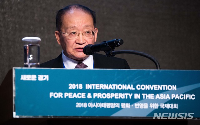 【고양=뉴시스】사진공동취재단 = 리종혁 조선아시아태평양평화위원회 부위원장이 16일 오후 경기도 고양 엠블호텔에서 열리는 2018아시아태평양평화-번영을 위한 국제대회에 참석해 답사를 하고 있다. 2018.11.16. photo@newsis.com