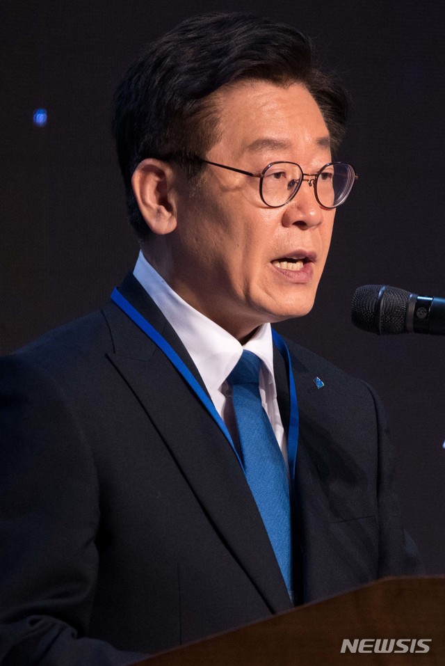 【고양=뉴시스】사진공동취재단 = 이재명 경기도지사가 16일 오후 경기도 고양 엠블호텔에서 열리는 2018아시아태평양평화-번영을 위한 국제대회에 참석해 환영사를 하고 있다. 2018.11.16. photo@newsis.com