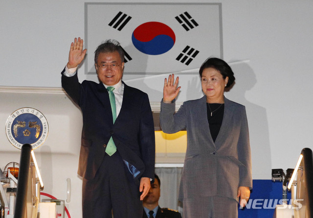 【파푸아뉴기니=뉴시스】박진희 기자 = 문재인 대통령과 부인 김정숙 여사가 16일 APEC 정상회의 참석을 위해 파푸아뉴기니아 포트모르즈비 국제공항에 도착해 인사를 하고 있다.&nbsp; 2018.11.16.&nbsp;&nbsp; pak7130@newsis.com