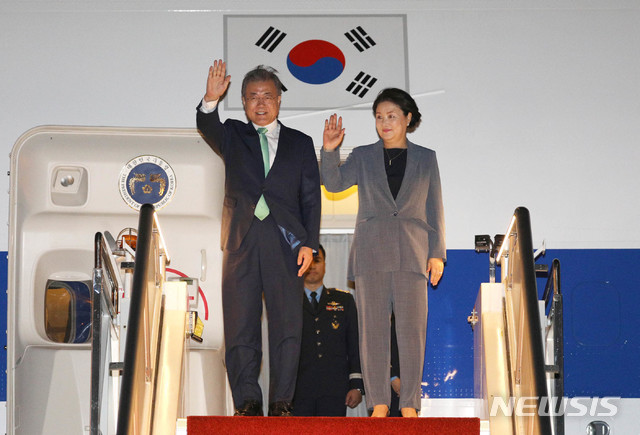 【파푸아뉴기니=뉴시스】박진희 기자 = 문재인 대통령과 부인 김정숙 여사가 16일 APEC 정상회의 참석을 위해 파푸아뉴기니아 포트모르즈비 국제공항에 도착해 인사하고 있다.&nbsp; 2018.11.16.&nbsp;&nbsp;&nbsp; pak7130@newsis.com