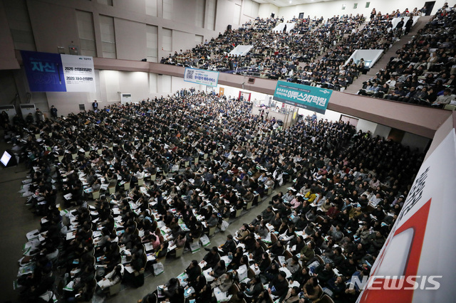 【서울=뉴시스】김진아 기자 = 16일 서울 강남구 진선여자고등학교에서 열린 '이투스 2019년 수능 가채점 분석 설명회'를 찾은 학생들과 학부모들이 강사의 대입설명을 경청하고 있다. 2018.11.16.&nbsp; bluesoda@newsis.com