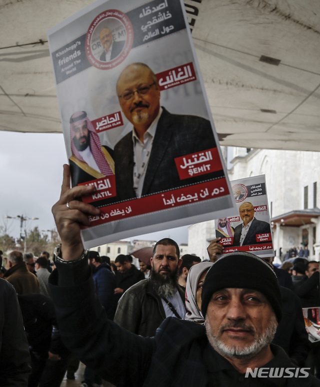 【이스탄불(터키)= AP/뉴시스】사우디아라비아 언론인 자말 카슈끄지 살해를 지시했다는 설에 휘말려 있는 무함마드 빈 살만 왕세자가 오는 30일부터 아르헨티나 부에노스아이레스에서 열리는 주요 20개국(G20)정상회의에 참석한다. 사진은 터키 이스탄불에서 16일 열린 시위에서 한 남성이 사우디 왕세자와 카슈끄지 사진이 들어간 종이를 들어보이고 있는 모습. 2018.11.20&nbsp;&nbsp;&nbsp; 